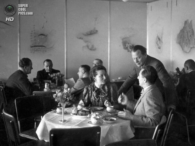 1936 год. Пассажиры в столовой дирижабля «Гинденбург». (OFF/AFP/Getty Images)