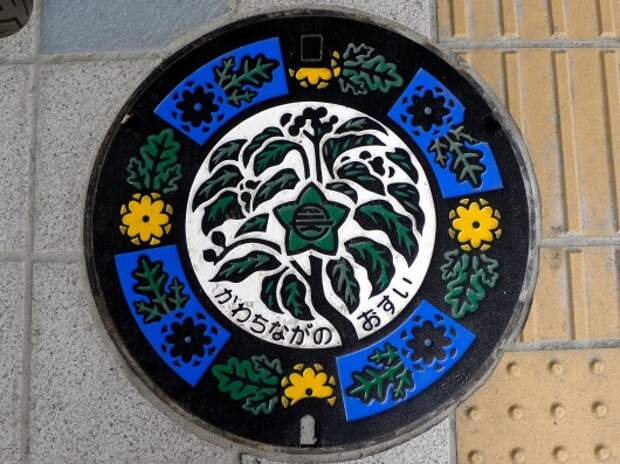 Необычные крышки люков на дорогах в Японии