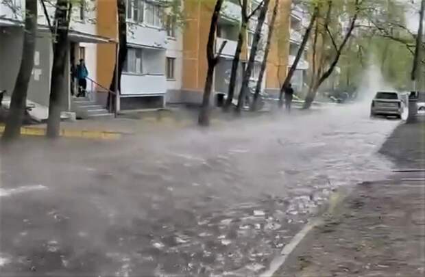 Из-за прорыва трубы на западе Москве дорогу у многоэтажки затопило кипятком