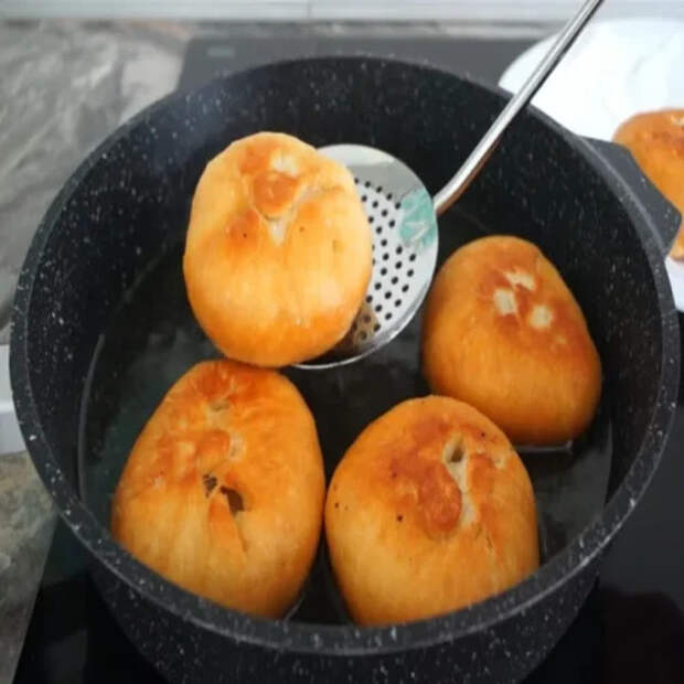 Больше не покупаю беляши на улице: показываю, как приготовить сочный домашний шедевр на сковороде