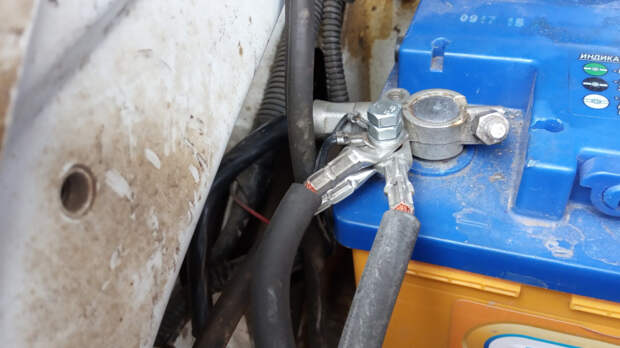 Почему водители устанавливают второй минусовой провод на аккумулятор зимой?