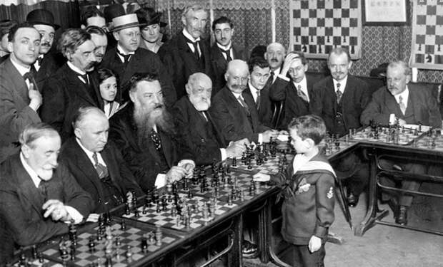8-летней школьник вышел играть с 20 шахматистами. Сначала взрослые улыбались, но мальчуган стал у всех выигрывать