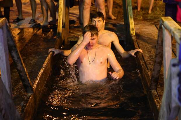 Священник разъяснил разницу между купанием в источниках и крещенской проруби