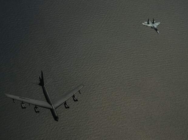Пентагон показал фото охоты российского Су-27 за самолетом НАТО