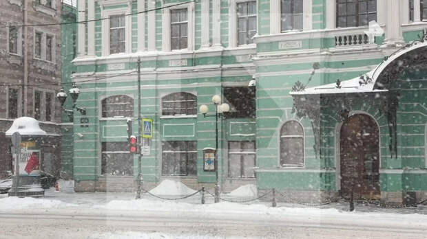 Улицы Петербурга и аэропорт Пулково завалило снегом из-за циклона "Фрэнсис"