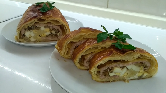 Рулет из слоеного теста с мясом и грибами Кулинария, Длиннопост, Видео рецепт, Рулет, Слоеная выпечка, Мясной рулет, Видео