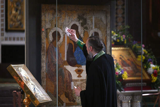 Протоиерей Абрамов: РПЦ разрешает отпевать человека после кремации