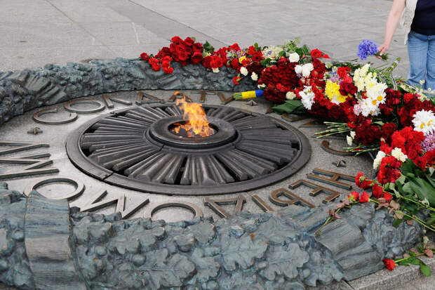 Путин и приглашенные лидеры возложили цветы к могиле Неизвестного солдата