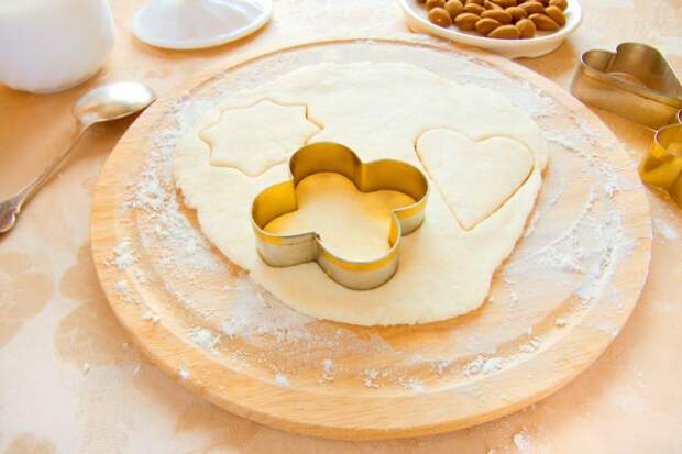 Из песочного теста можно приготовить сладкие пироги, печенье и десертные корзиночки