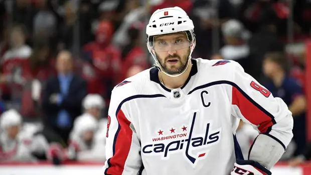 65-я шайба, отменённый гол и конфликт с арбитрами: Овечкина удалили из-за аплодисментов судьям в матче плей-офф НХЛ