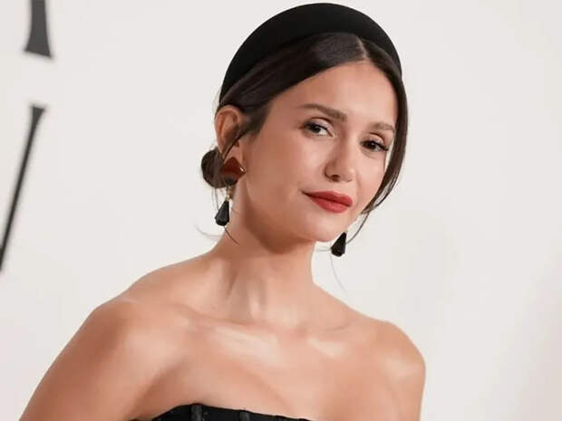 Нина Добрев показала волнующие изгибы в крошечном бикини