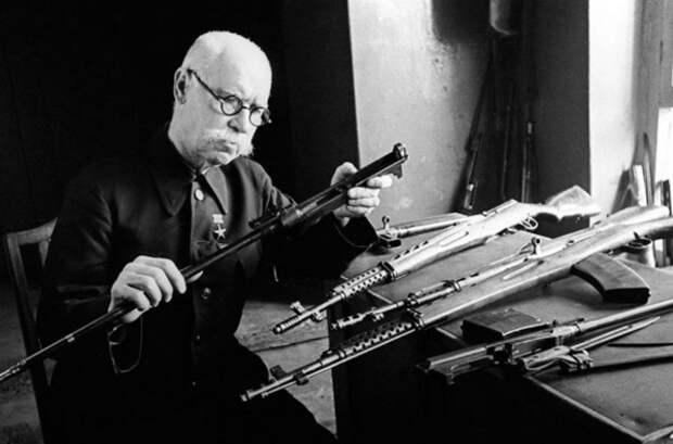 13 апреля 1940 года: Комитет Обороны принял постановление о принятии на вооружен