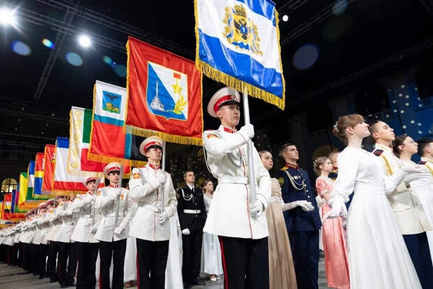 "Друг за друга горой, за Отчизну стеной": Три тысячи кадетов спели песню про Россию, установив рекорд