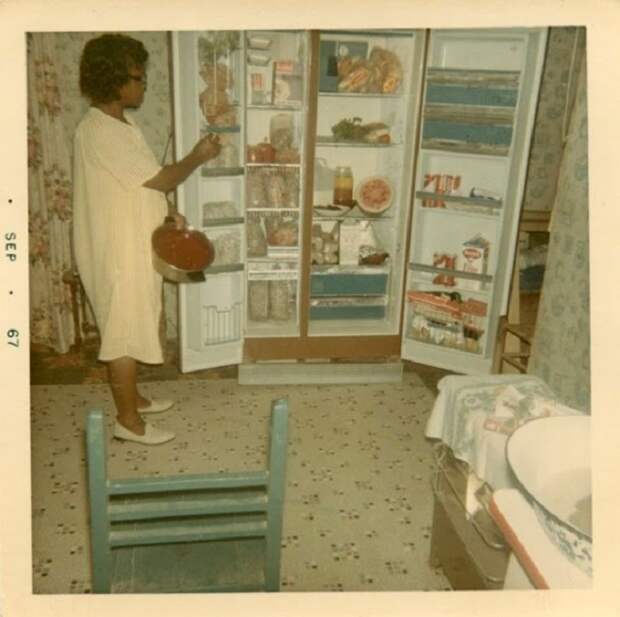 Американская хозяйка с гордостью демонстрирует содержимое своего модного и огромного холодильника.