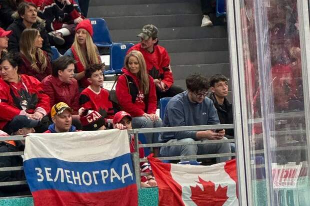 Флаг России вывесили на трибуне во время хоккейного матча Канады и Чехии на ОИ