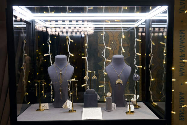 Ювелирный эксперт Кабаровская: среди зимних украшений популярны серьги с подвесками