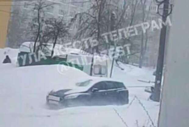 В Туле трактор спас машину скорой помощи, застрявшую в снегу