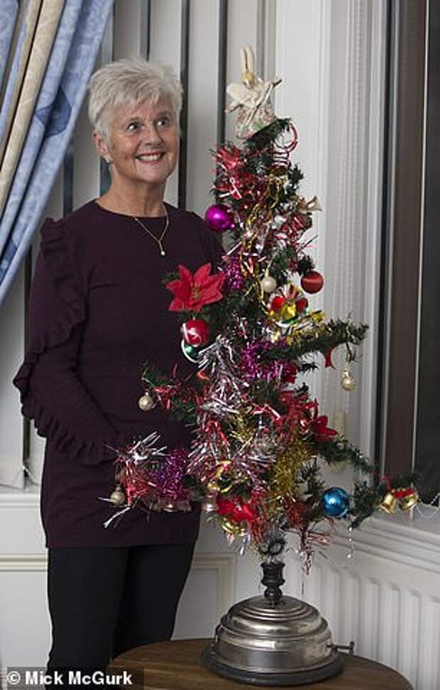 Семья из Британии на Рождество уже столетие ставит одну и ту же елку