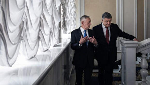 Президент Украины Петр Порошенко и министр обороны США Джеймс Мэттис во время встречи в Киеве. 24 августа 2017