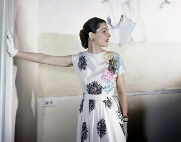 Модель в легком платье из исскуственного шелка, апрельский номер журнала Vogue 1946 года.
