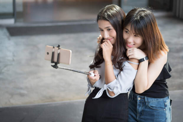 Так везет далеко не всем: 7 признаков, что вы встретили свою родственную душуТак везет далеко не всем: 7 признаков, что вы встретили свою родственную душуhappy women taking selfie photograph together: sisterhood