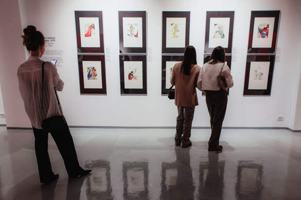 Посетители выставки «Метаморфозы эротики Сальвадора Дали» в Bashmakov Gallery