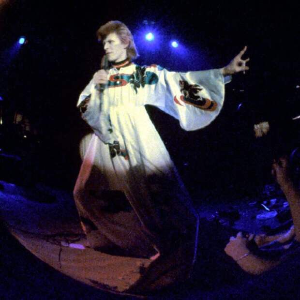 Оригинальный сценический образ Дэвида Боуи для выступления в турне «Ziggy Stardust» - широкий шелковый халат на кнопках.