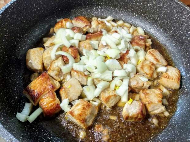 Примерно до такого состояния нужно обжарить мясо