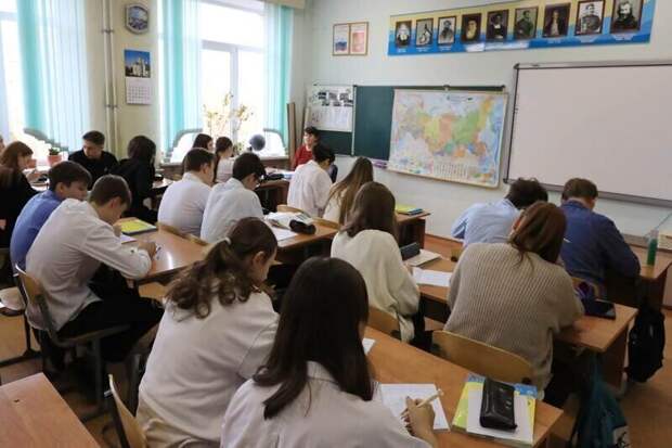 В Крыму обсуждают запрет сайтов с ответами ЕГЭ: улучшит ли это качество знаний или спровоцирует бум мошенничества