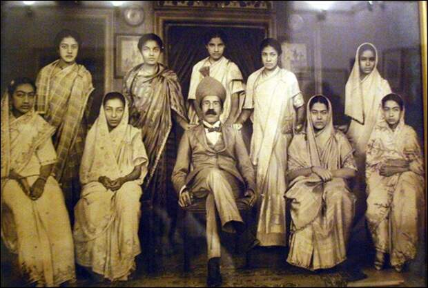 Osman Ali Khan with With ladies at home