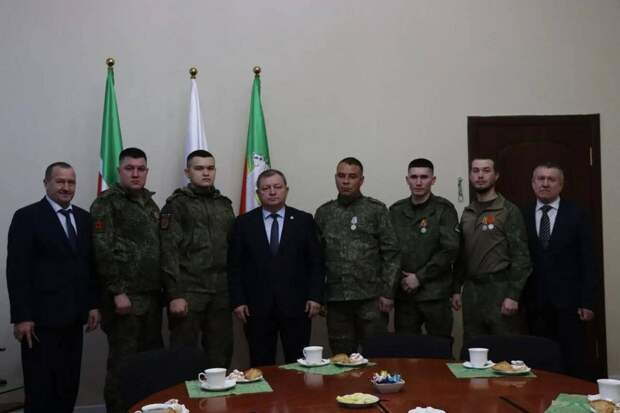 Бойцы СВО в отпуске обсудили с главой Нурлатского района вопросы фронта за чашкой чая