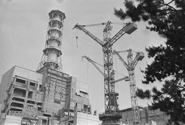 Вид на четвёртый энергоблок Чернобыльской атомной электростанции имени В. И. Ленина.
