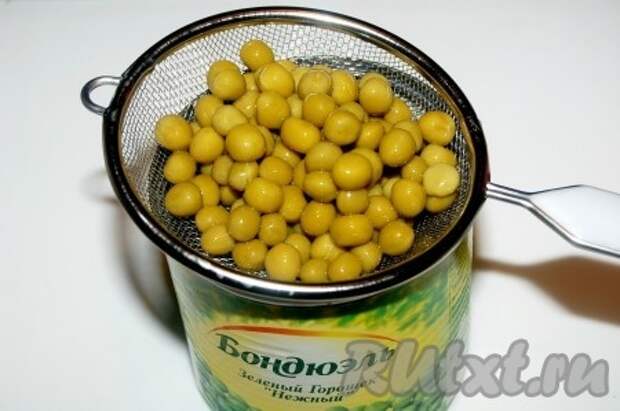 К кабачкам добавить консервированный зеленый горошек.