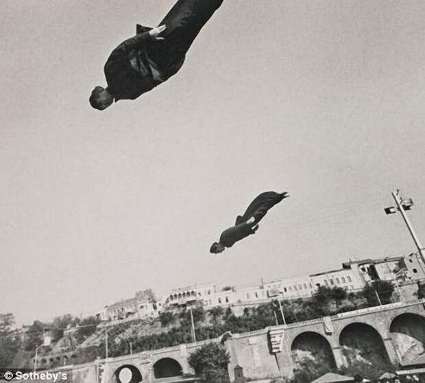 Три работы литовского фотографа Витаса Луцкуса из серии «Путешествия» также проданы за 1500 фунтов стерлингов. СССР, коллекция, фото