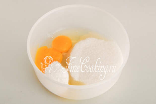 В отдельной емкости соединяем 150 граммов сахарного песка, 1 столовую ложку ванильного сахара (у меня домашний с натуральной ванилью) и 2 куриных яйца