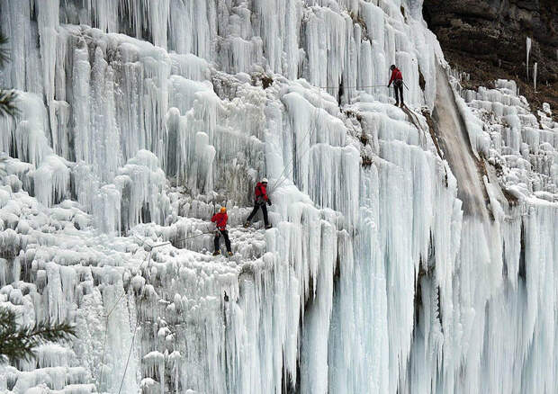 FrozenWaterfalls12 Удивительные замерзшие водопады по всему миру