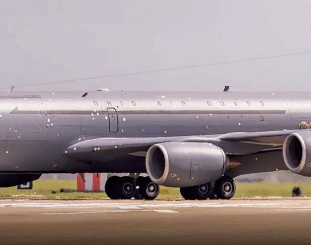 Весь на заплатках: появились фото авиатанкера США KC-135 после иранского удара