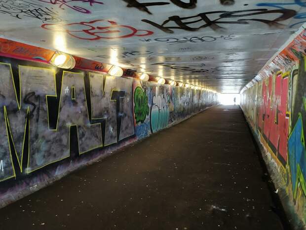 В Перми задержали подростков, нарисовавших граффити на стеле «Город трудовой гордости»
