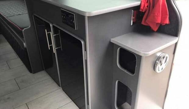 Из Volkswagen Transporter сделали уникальный кемпер с мангалом под капотом Volkswagen Transporter, transporter, volkswagen, авто, дом на колесах, кемпер, самоделка, фургон