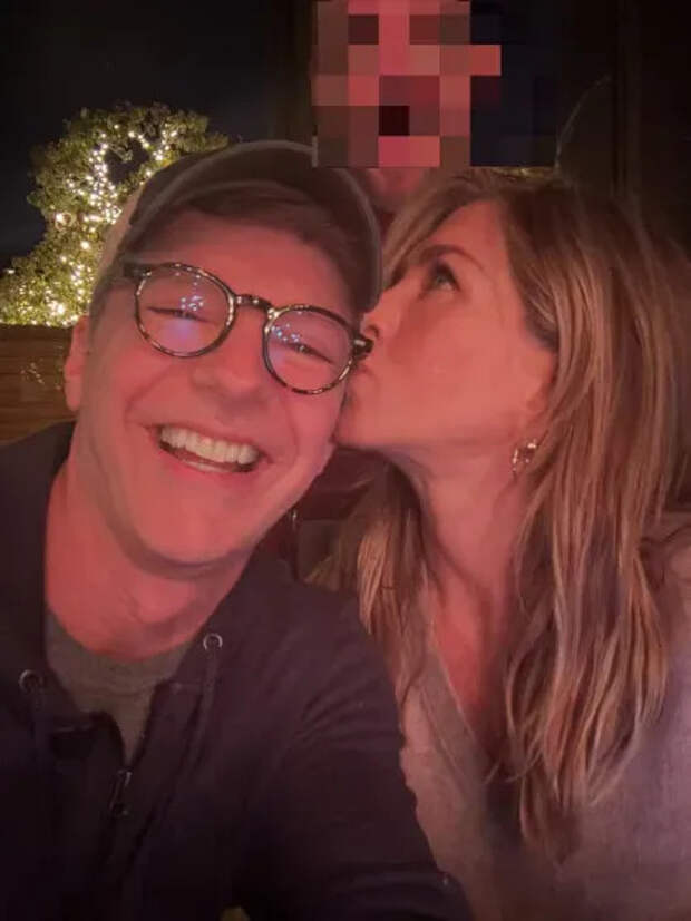 Дженнифер Энистон с другом