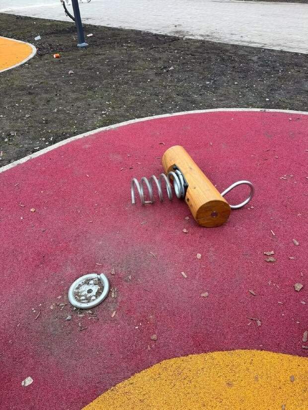 На новых детских площадках в ДНР, например в Макеевке, Ясиноватой настолько плохо, глупо сделаны качели, что цепи перетираются и рвутся, дети падают и...