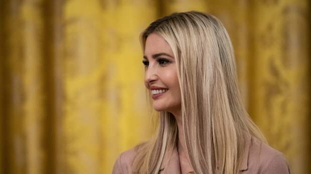 Дочь президента США Трампа Иванка снялась в кожаном платье с декольте