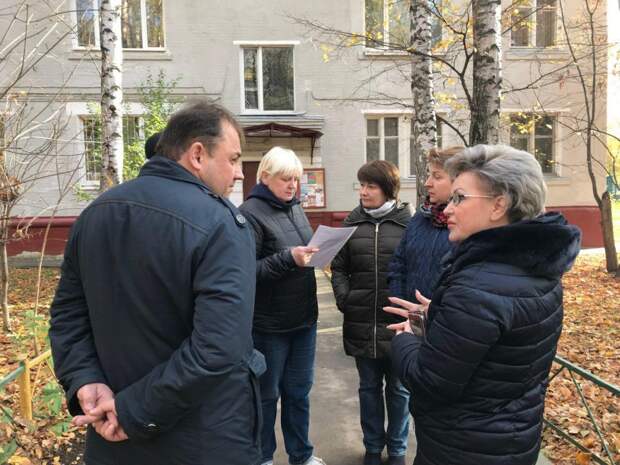 Обход территории Марфина Любовью Сабирзяновой. Фото: управа района