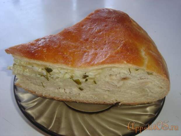 Двухслойный пирог с курицей, сыром, и яйцами