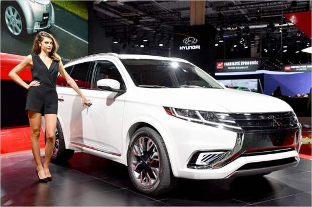 Девушки на автосалоне в Париже-2014