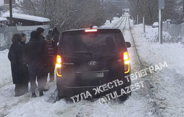 Иномарка застряла на трамвайных путях в тульском Мясново