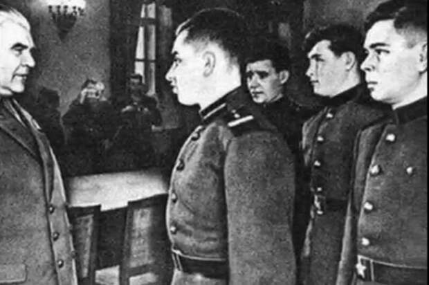 Выжившие. Как четверо советских моряков провели 49 дней в океане без еды Выжившие. Как четверо советских моряков провели 49 дней в океане без еды подвиг, страницы истории, чтобы помнили