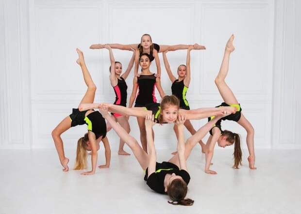 Многие девочки пришли в артистично-пирамидный спорт из художественной гимнастики. Фото предоставлено студией акробатики AcroStars