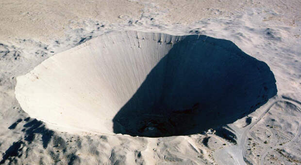 12 миллионов тонн земли было вытеснено с поверхности в результате 100-килотонного взрыва на полигоне в Неваде 6 июля 1962 года. Образовавшийся кратер имеет 100-метровый диаметр в нижней точке и 400-метровый в верхней.