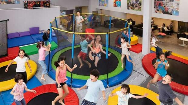 Коммерческие батутные центры в России могут запретить из-за травмоопасности